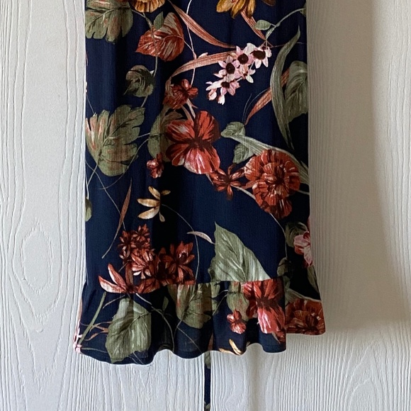 NWOT Guess Floral Wrap Dress - Picture 4 of 10